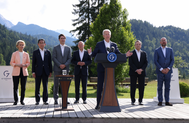 조 바이든(왼쪽에서 다섯 번째) 미국 대통령이 26일 (현지 시간) 독일 바이에른주 엘마우성에서 열린 G7 정상회의의 ‘글로벌 인프라스트럭처’ 행사에서 발언하고 있다. 연합뉴스