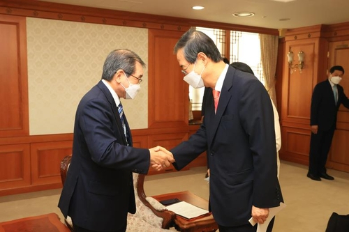 한덕수 국무총리(오른쪽)는 5일 오후 정부서울청사에서 도쿠라 마사카즈 회장 등 일본 기업인 단체 '게이단렌' 회장단과 면담했다고 총리실이 밝혔다./총리실