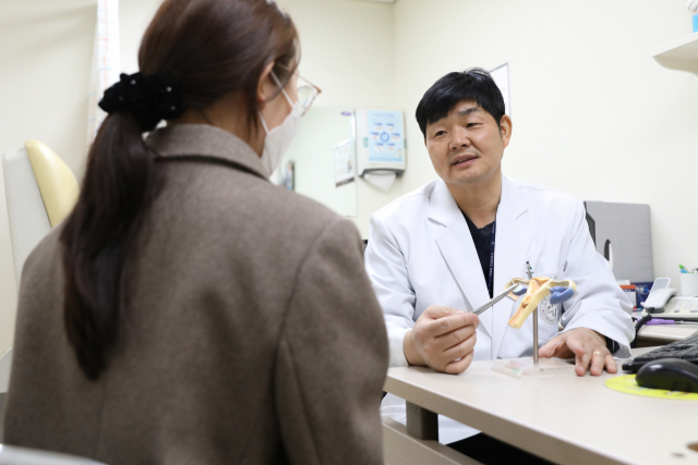 한정열 일산백병원 산부인과 교수가 임신부 상담을 진행하고 있다. 사진 제공=일산백병원