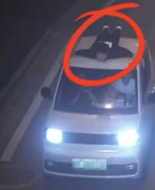 중국에서 한 여성이 훈육을 목적으로 10살 아이를 자동차 지붕에 매달고 주행해 논란이 일고 있다. 유튜브 캡처
