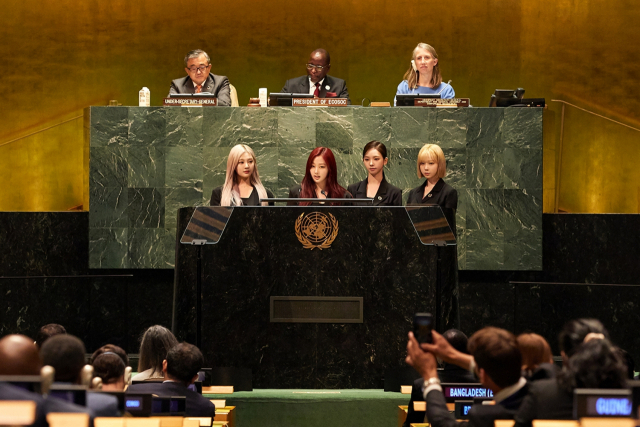 그룹 에스파 멤버들이 5일(현지시간) 열린 유엔 2022 지속가능발전 고위급 포럼에서 연설하고 있다. 사진 제공=SM엔터테인먼트