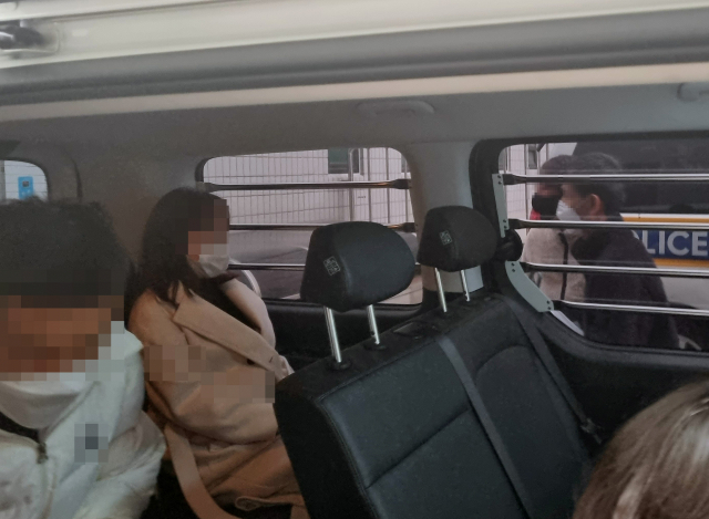 9호선 휴대전화 폭행 사건으로 구속된 20대 여성이 3월 30일 오전 서울 강서경찰서 호송차에서 대기하고 있다. 연합뉴스