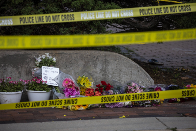 지난 4일(현지시간) 미국 시카고에서 벌어진 총격사건 현장에 놓인 꽃. AFP 연합뉴스