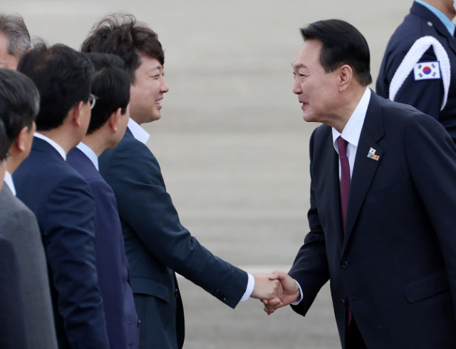 윤석열 대통령이 지난 1일 북대서양조약기구(NATO·나토) 정상회의 참석을 마치고 성남 서울공항에 도착해 국민의힘 이준석 대표와 악수했다. 연합뉴스