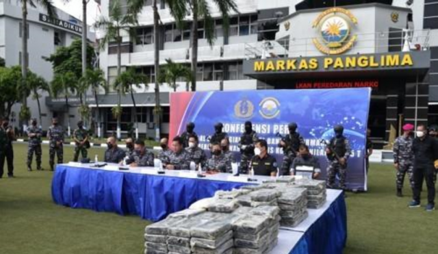 지난 5월 9일 인도네시아 해군이 기자회견을 열고 대규모 압수한 코카인 꾸러미를 공개하고 있다. AP연합뉴스