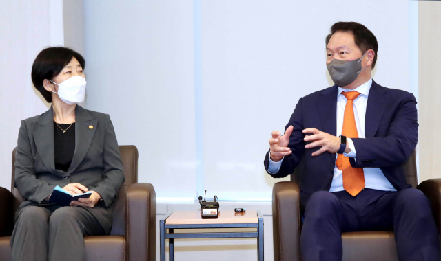 최태원(오른쪽) 대한상의 회장이 6일 서울 중구 대한상의 회관에서 한화진 환경부 장관과 대화를 나누고 있다. 사진 제공=대한상의