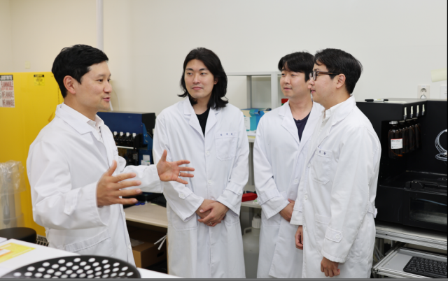 권성훈(왼쪽) 서울대 전기·정보공학부 교수가 연구팀과 함께 DNA 메모리 상용화에 관해 논의하고 있다. 한국연구재단