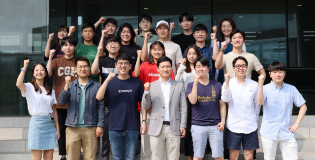 권성훈 교수와 연구팀이 힘차게 파이팅을 외치고 있다.