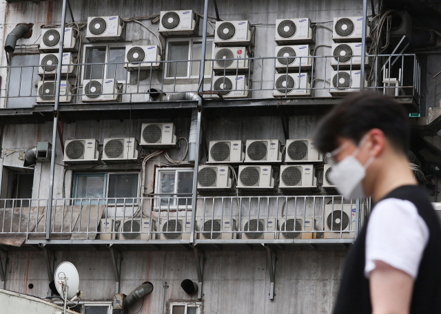 지난달 27일 오전 서울 중구 한 건물에 에어컨 실외기들이 줄지어 설치돼 있다. 연합뉴스