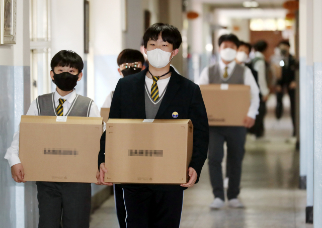 4월 인천시 남구에 있는 한 중학교에서 학생들이 교육청이 무상 대여한 노트북 컴퓨터를 교실로 옮기고 있다. /연합뉴스