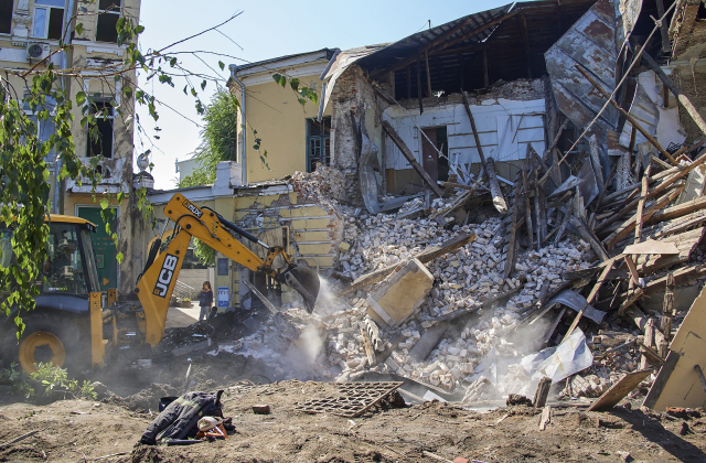 우크라이나 구조대가 6일(현지시간) 하르키우에서 러시아군의 폭격으로 무너진 건물 잔해를 치우고 있다. EPA연합뉴스