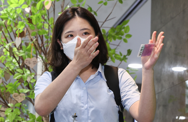 박지현 전 더불어민주당 비상대책위원장이 1일 서울 여의도 국회 의원회관에서 열린 그린벨트 결과 공유 파티 '용감한 여정'에 참석하며 취재진 질문에 답하고 있다. /성형주 기자