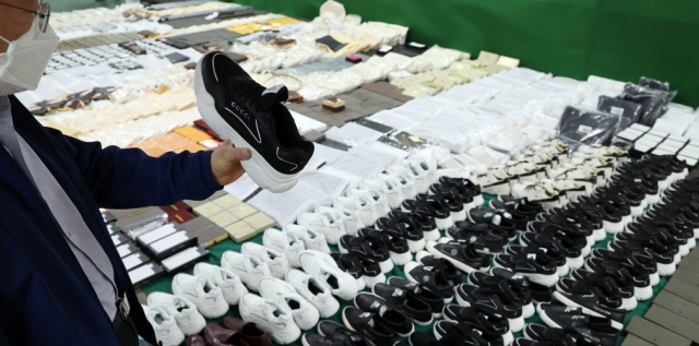 지난 4월 14일 논현동 서울본부세관에서 관계자가 압수물품을 정리하고 있다. 연합뉴스