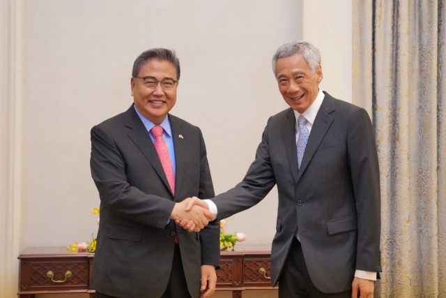 박진 외교부 장관은 6일 싱가포르에서 리셴룽 총리를 예방하고 디지털 분야 등에서의 양국 협력 증진 방안과 미얀마 사태 등 지역·국제 현안에 대한 의견을 교환했다./외교부