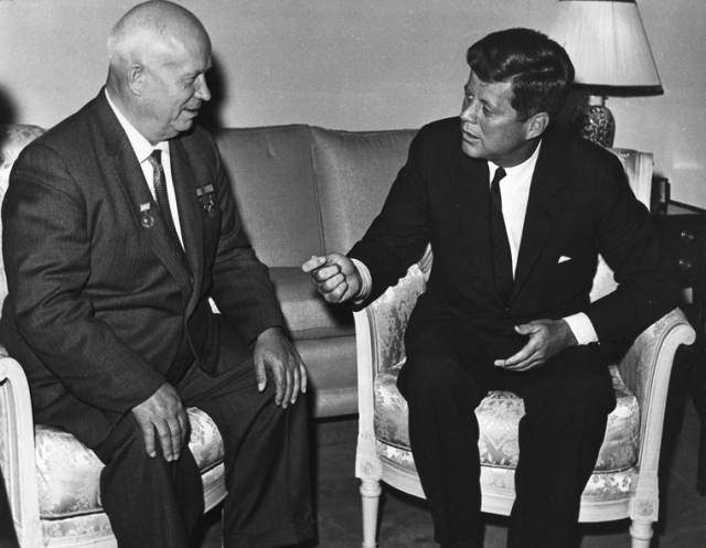 1961년 오스트리아 빈에서 정상회담을 갖고 있는 존 F. 케네디(오른쪽) 미국 대통령과 니키타 흐루쇼프 소련 공산당 서기장./사진제공=삼인