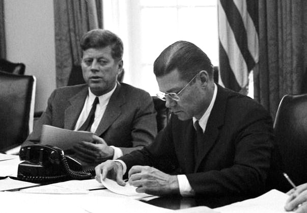 존 F. 케네디(왼쪽) 대통령과 로버트 맥나마라 국방장관./사진제공=삼인