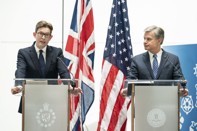 크리스토퍼 레이(오른쪽) 미국 FBI 국장과 켄 맥컬럼 영국 MI5 국장이 6일(현지 시간) 런던에서 공동 기자회견을 하고 있다. AP연합뉴스