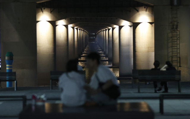 열대야가 이어진 4일 오후 시민들이 서울 영등포구 여의도 한강 공원에서 휴식하고 있다. 연합뉴스