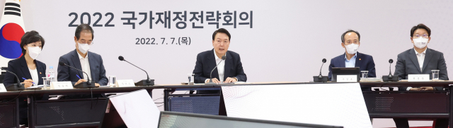 윤석열 대통령이 7일 오전 충북 청주시 충북대학교에서 새정부 5년간의 국가재정운용방향을 논의하는 2022 국가재정전략회의를 주재하고 있다. 연합뉴스