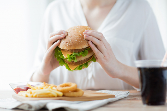 혼자 식사를 할 때는 패스트푸드나 즉석 조리식품 등을 자주 찾다보면 비만 위험이 높아질 수 있다. 이미지투데이