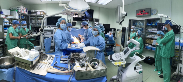서울대병원 간이식팀이 간이식 환자의 수술을 진행하고 있다. 서울대병원은 1988년 국내 첫 간이식 수술 성공 이후 2500건에 육박하는 수술을 성공적으로 마쳤다. 사진 제공=서울대병원