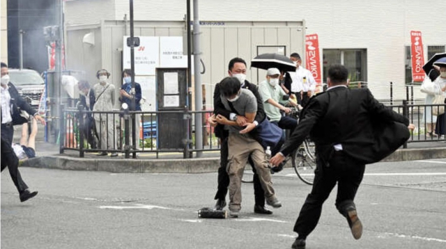 8일 아베 신조 전 총리를 피습한 용의자로 추정되는 남성이 현장에서 붙잡혔다. 트위터