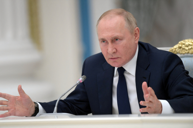블라디미르 푸틴 러시아 대통령이 7일(현지 시간) 의회 지도자와 만난 자리에서 발언하고 있다. 로이터연합뉴스