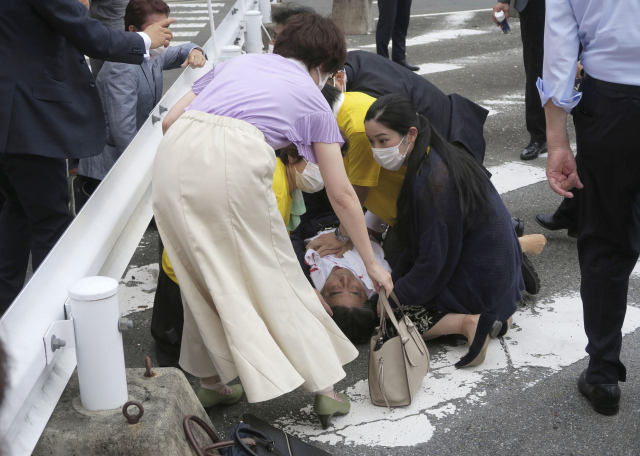 8일 일본 나라현 나라시에서 아베 신조 전 일본 총리가 피를 흘리며 쓰러져 있다. AP연합뉴스