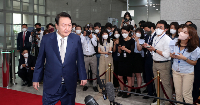 윤석열 대통령이 8일 오전 서울 용산 대통령실 청사로 출근하고 있다. 연합뉴스