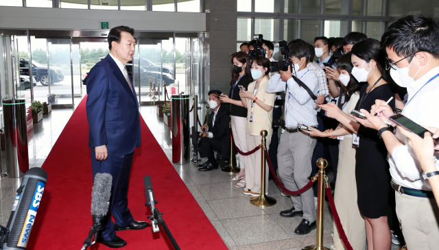 윤석열 대통령이 8일 오전 서울 용산 대통령실 청사로 출근하며 취재진의 질문에 답하고 있다. 연합뉴스