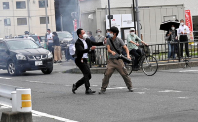 아베 신조 전 일본 총리 총격 용의자가 현장에서 붙잡히고 있다. /아사히신문 홈페이지 캡처