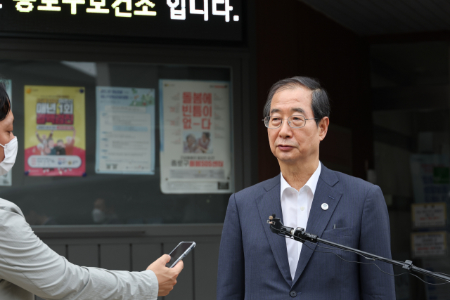 한덕수 국무총리가 8일 서울 종로구보건소에서 코로나19 4차 예방접종을 마친 뒤 취재진의 질문에 답하고 있다./연합뉴스