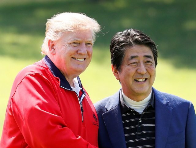 2019년 5월 26일 방일 중인 도널드 트럼프 당시 미국 대통령과 아베 신조 전 일본 총리가 일본 지바현 골프장에서 기념 사진을 찍기 위해 포즈를 취하고 있다. AFFP연합뉴스