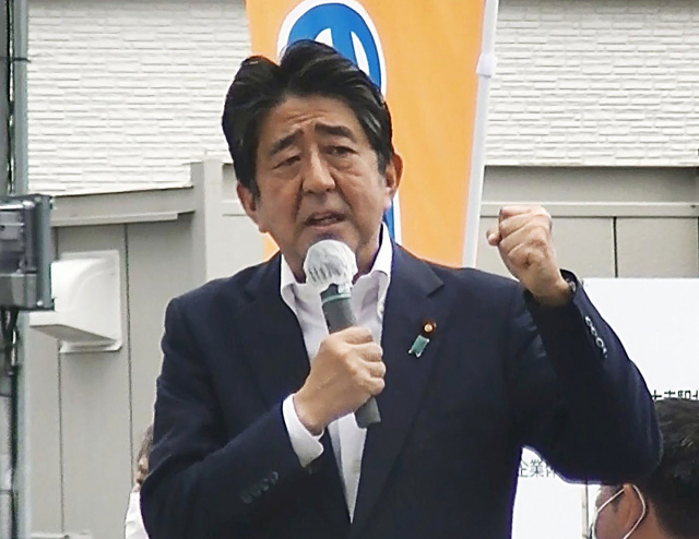 8일 일본 나라현에서 아베 신조 전 일본 총리가 피격을 당하기 직전 참의원 유세 가두연설하고 있다. /연합뉴스