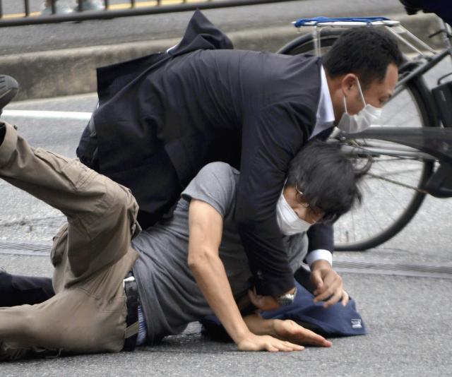 아베 신조 전 일본 총리의 총격 용의자 야마가미 데쓰야가 현장에서 경찰에게 제압되고 있다. AP연합뉴스