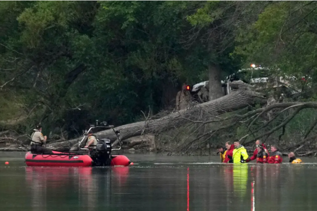 미국 미네소타 호수에서 시신을 수색하고 있는 모습. CNN 캡처