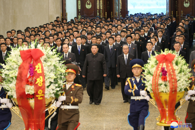 김정은 북한 국무위원장이 김일성 주석 사망 28주기인 8일 시신이 안치된 금수산태양궁전을 찾아 조선노동당 각급 당위원회 조직부 당생활지도 부문일군(간부) 특별강습회 참가자들과 함께 참배하고 있다. 연합뉴스