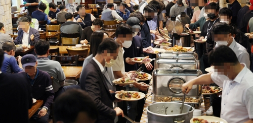 지난달 16일 서울 시내 한 점심뷔페 식당이 직장인들로 붐비고 있다. 이 식당 가격은 7000원이다. /연합뉴스