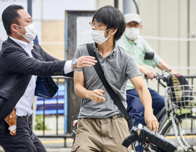 8일 아베 신조 전 총리를 피격한 야마가미 테츠야가 체포되는 모습. 사제로 보이는 총기를 들고 있다. /AP연합뉴스