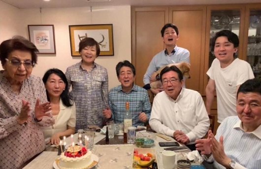아베 신조(가운데) 전 일본 총리가 어머니인 기시 요코(왼쪽) 여사의 94번째 생일을 맞아 기념 사진 촬영을 하고 있다./페이스북 캡쳐.