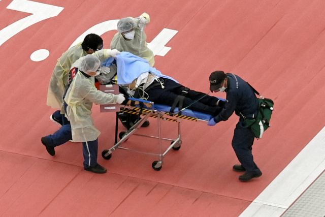 8일 아베 신조 전 일본총리로 보이는 인물이 병원으로 이송되고 있다. 로이터연합뉴스