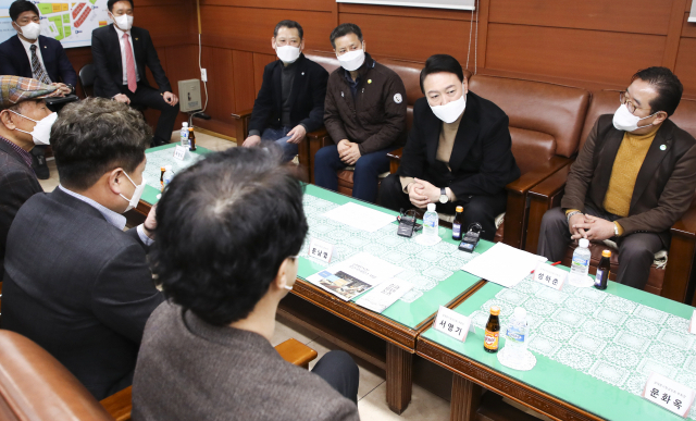 윤석열 대통령 당선인이 지난 3월 14일 당선 이후 첫 외부 공식일정으로 서울 남대문 시장을 찾아 상인회 회장단과 간담회를 갖고 있다./연합뉴스