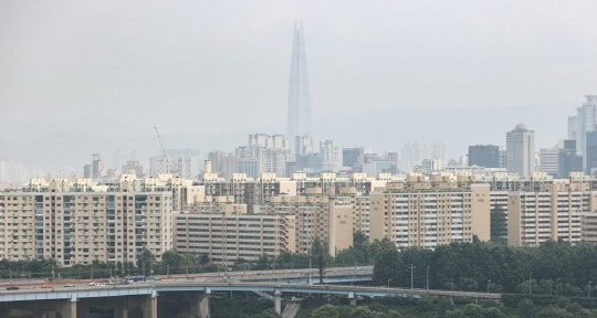 서울 용산구 유엔빌리지 인근에서 바라본 압구정동 현대아파트의 모습./연합뉴스