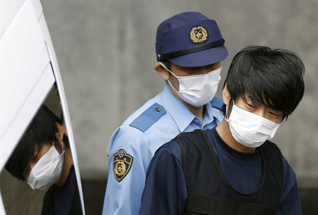 아베 신조 전 일본 총리를 살해한 야마가야 데스야가 10일 검찰로 연행되고 있다. 교도 연합뉴스