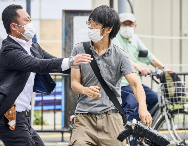 지난 8일 아베 신조 전 일본 총리를 직접 만든 총을 이용해 살해한 야마가야 데스야가 범행 현장에서 체포되는 모습. 교도 연합뉴스