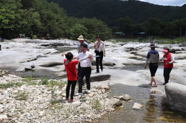 장제원 국민의힘 의원이 9일 여원산악회 회원들과 인사를 나누고 있다. /사진=