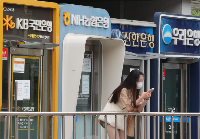 서울 시내에 주요 은행의 ATM기기가 나란히 설치돼 있다. 연합뉴스