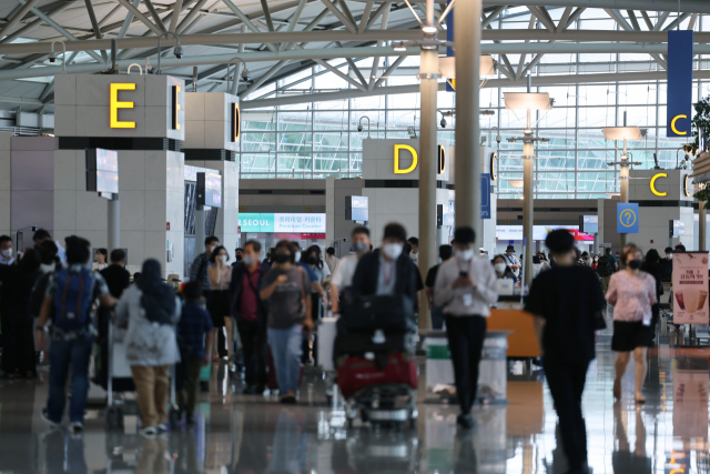 8일 오전 인천국제공항 제1터미널 출국장이 여행객들로 붐비고 있다./연합뉴스