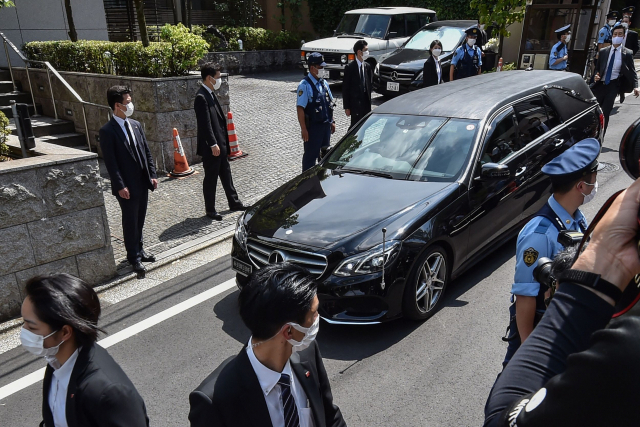 아베 신조 전 총리의 시신을 실은 운구차가 9일 도쿄에 있는 그의 자택 앞에 도착하고 있다. AFP연합뉴스