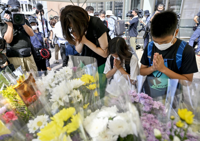 아베 신조 전 일본 총리가 피격된 나라시 현장 인근에 설치된 헌화대에 9일 시민들의 추모 행렬이 끊이지 않고 있다. AP연합뉴스